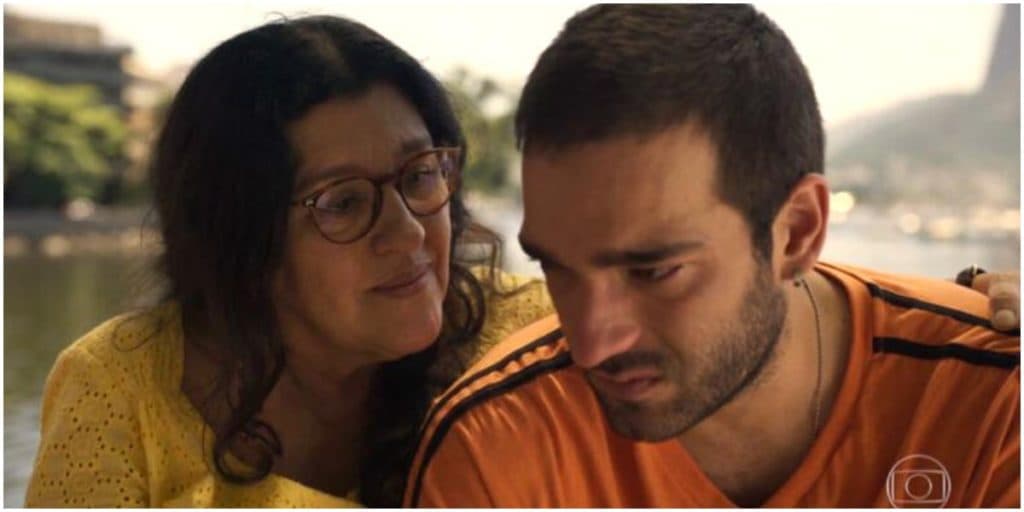 Thelma acaba com a raça de Lurdes e Sandro cai aos prantos com a morte da mãe em velório: "Vai pagar"