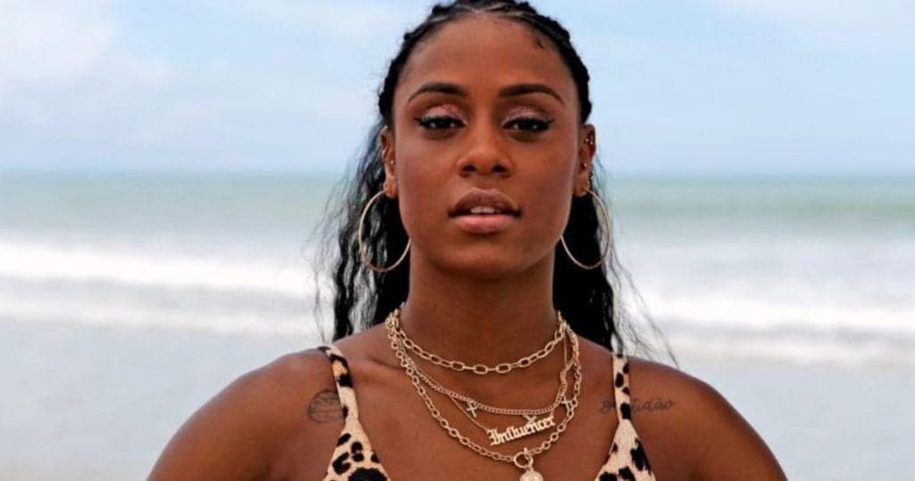 MC Rebecca usa roupa transparente, fica de quatro na cama, clima esquenta e marmanjo se descontrola: "G*zei"