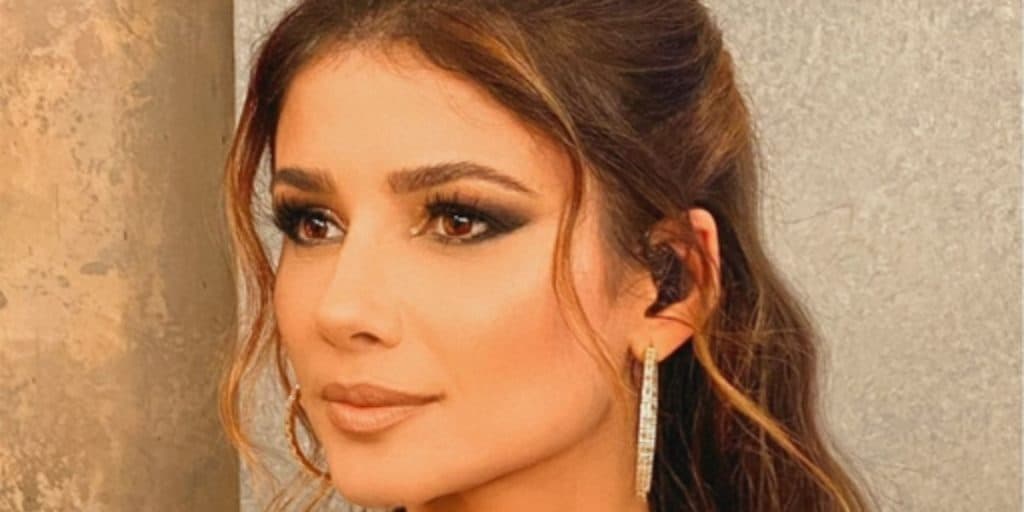 Paula Fernandes deixa o fio-dental sumir dentro do bumbum e seios pulam para fora, após surgir "trepando" em namorado
