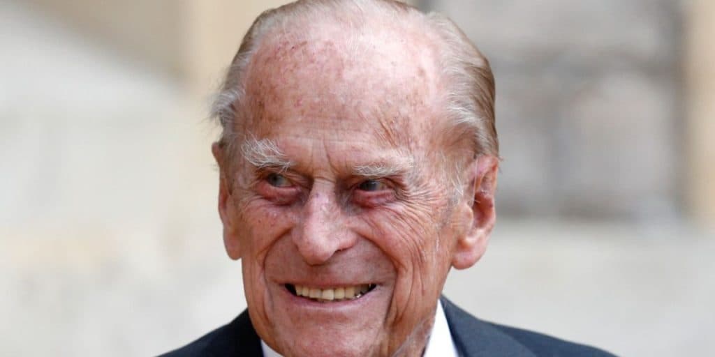 Príncipe Philip, aos 99 anos, ganha alta após 30 dias, choca e saúde de ferro é mostrada: "Imortal"