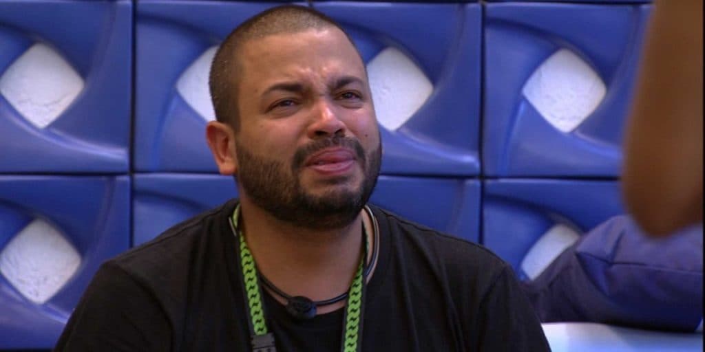 Projota enfia a mão entre a cabeça, após deixar BBB21 e chora ao ver as redes: "São 20 anos de luta"
