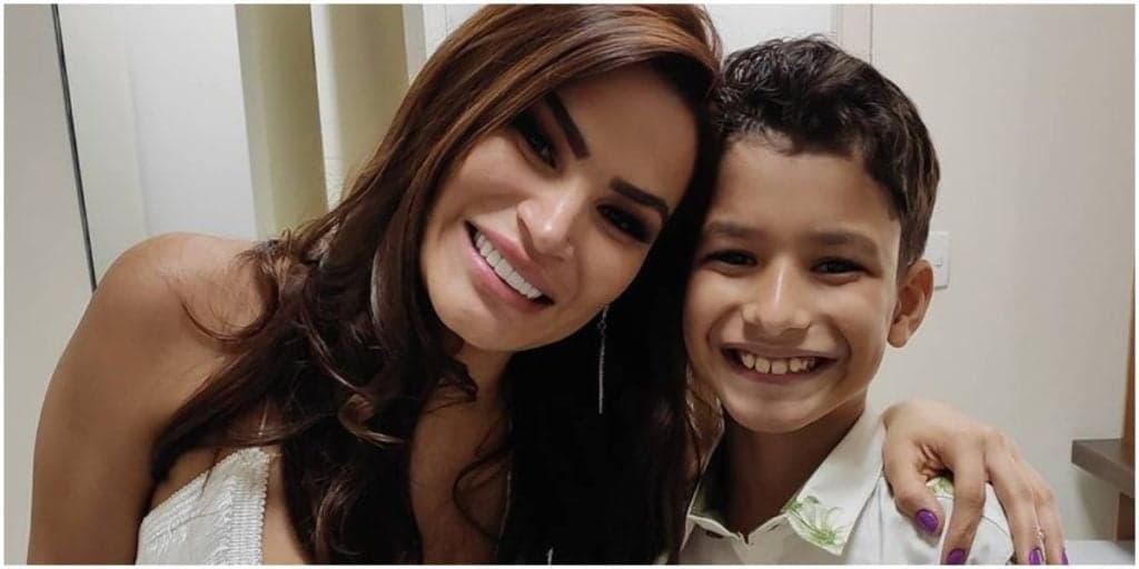 Raíssa Barbosa é massacrada pelo próprio filho, aparece aos prantos e aponta culpado: "Batia nela"
