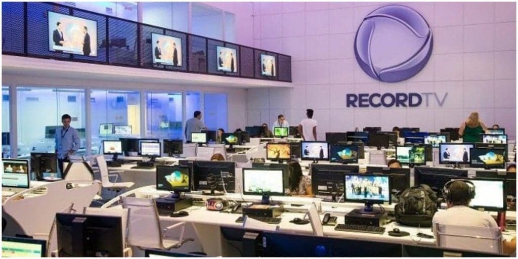 Casado, apresentador famoso de jornal da Record sai com homens e tenta se aproximar de outro âncora do canal