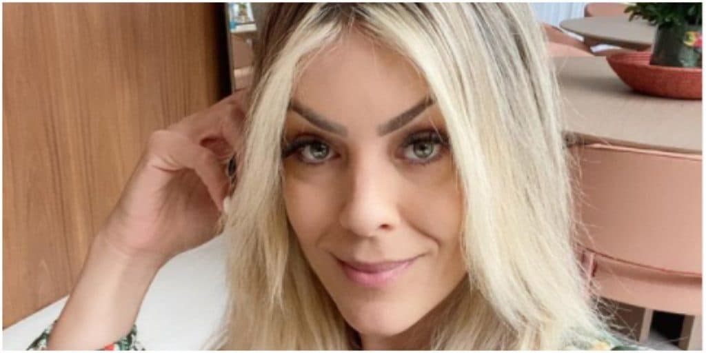 Renata Fan, após ter imagens de calcinha vazadas, sensualiza com mão na cabeça e fãs vão à loucura