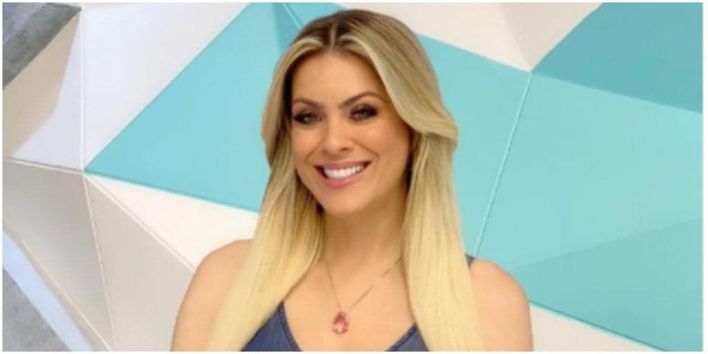 Renata Fan, após flagras de calcinha, levantar a saia e detonar o que tem embaixo, deixa a Band e confirma: "Sigo"