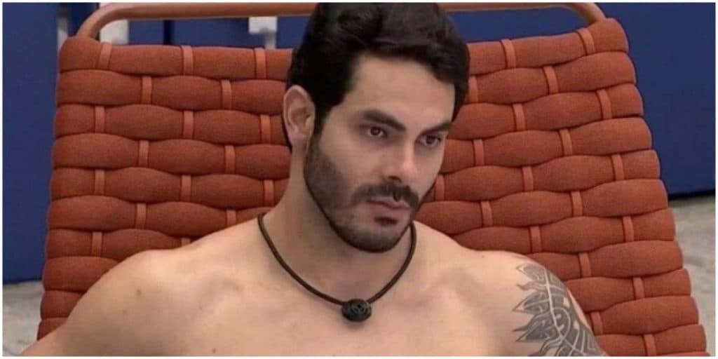 Rodolffo surta, arranca a roupa, toma banho com tudo pra fora no BBB21 e Caio não esconde mais: "Dá pra ver"