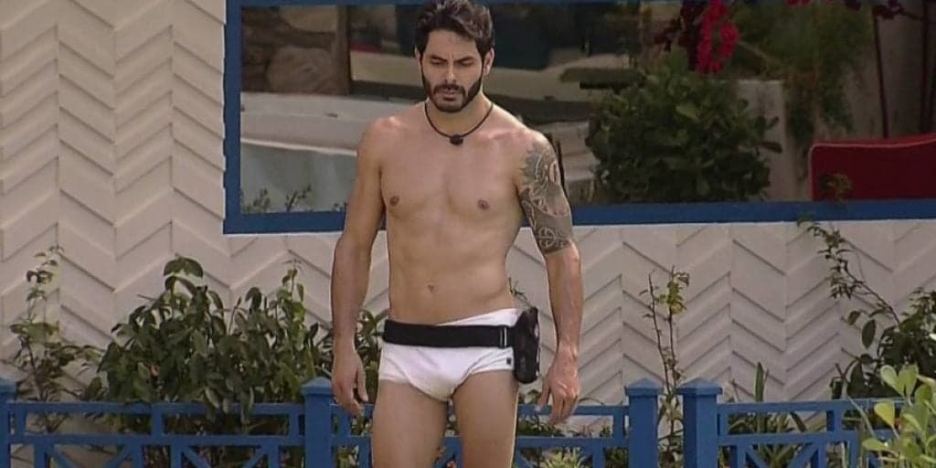 BBB21: Gil tem surto de ódio com Rodolffo, assume ser apaixonado e expõe tesão ao Brasil: "Lindo de cueca branca"