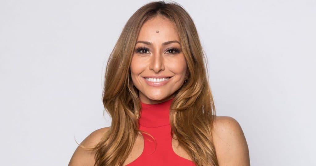 Sabrina Sato abusa de fenda no limite, posa ousada e mostra demais com vestido aberto: "Gostosa"