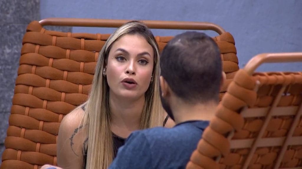 BBB21: Sarah não se controla, faz caveira de Juliette para Gil e desabafa: "Não é fiel a você"