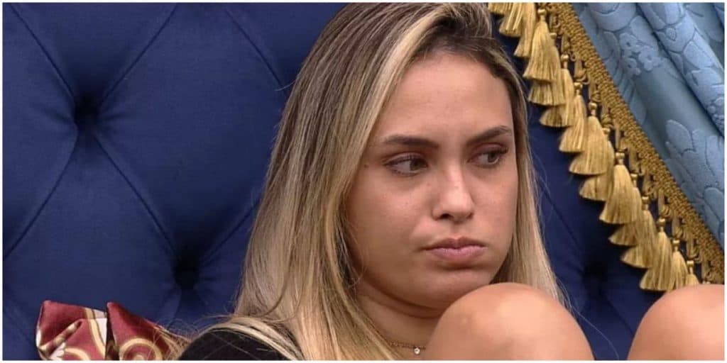 Sarah abandona Juliette, passa a noite falando mal da amiga e se junta aos Bastiões: "Tá descendo"