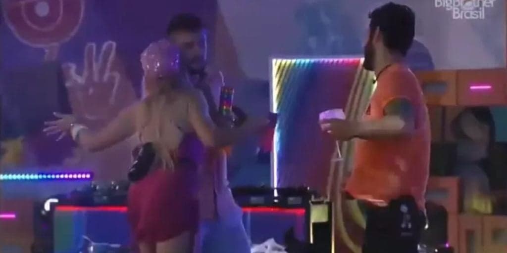 BBB21: Sarah vai pra cima de Arthur, lambe pescoço do rapaz e o excita sem dó: "Caralh@"