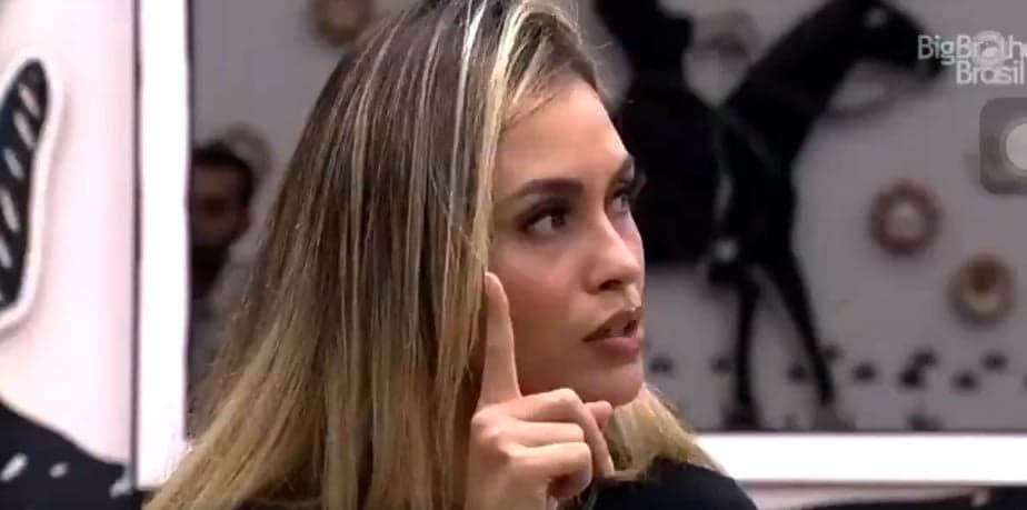 BBB21: Gil e Sarah acreditam que o paredão foi falso e tentam escutar barulho no segundo andar
