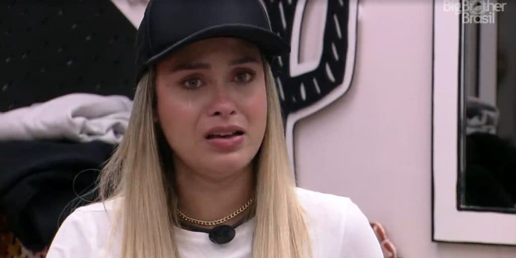 Sarah coloca a mão no peito, vai aos prantos e confessa desejo de sair do BBB21: "Cansada"