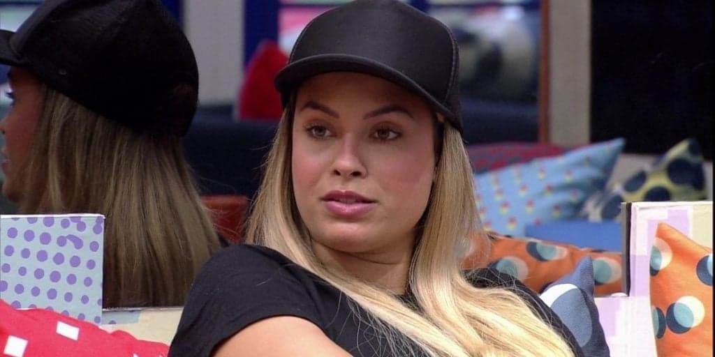 Sarah escorraça Carla Diaz no BBB21, chama Arthur de menino e passa a mão na cabeça dele: "Faz as coisas sem pensar"