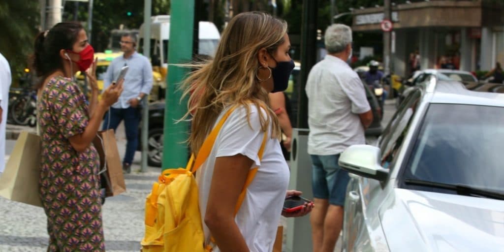 Sasha, em meio a doença do pai e choro de Xuxa, é perseguida na rua e se enfia em carro de desconhecido: "Fugiu"