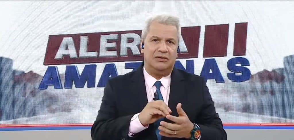"Cheirar bosta", detona Sikêra Jr. ao ser atingido por funcionário ao vivo, se descontrolar e ir pra cima