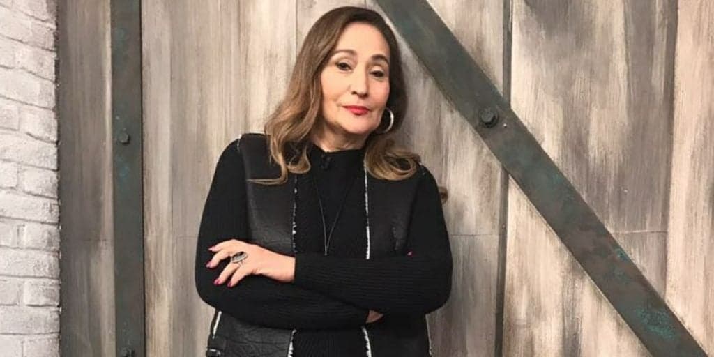 Sonia Abrão é obrigada a paralisar programa ao vivo, vê nome de namorado ser exposto e dá corte: "Não é ele"