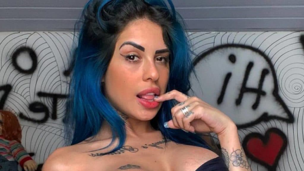 Tati Zaqui empina a bunda na cara de rapaz com maiô enfiado e arregaça: "Deu uma de esperto e me perdeu"
