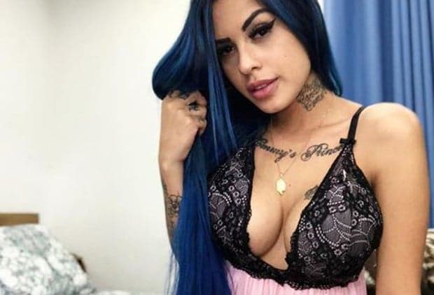 Tati Zaqui tira a roupa e agarra loira em elevador em novo clipe sensual: "Que tentação"