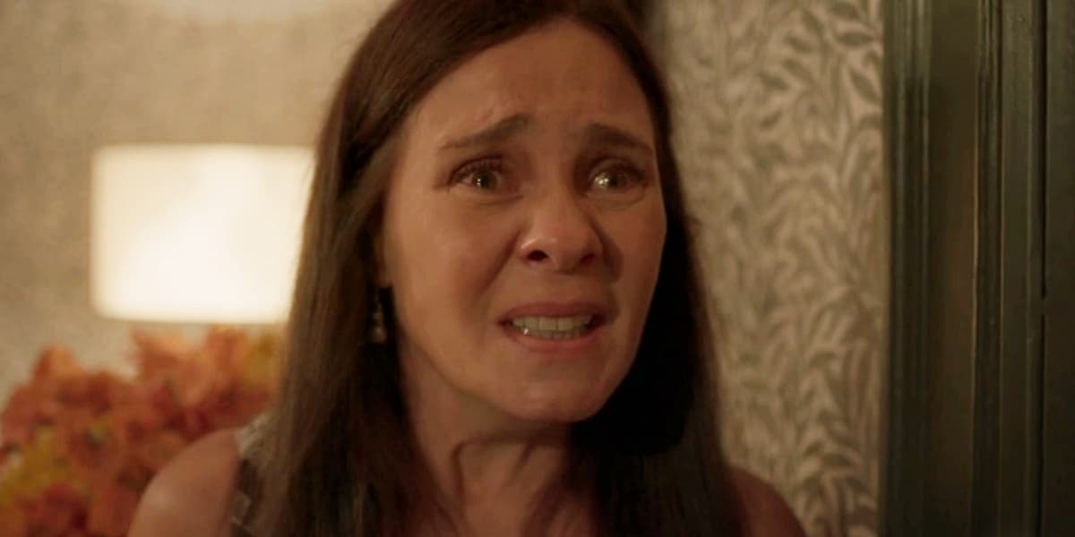 Face de Thelma em cena de Amor de Mãe, mulher branca com expressão de choro e de cabelos longos e lisos