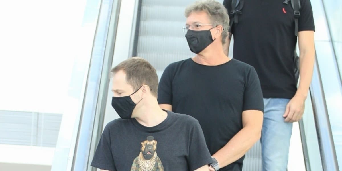 Tiago Leifert e Boninho foram flagrados em shopping no Rio de Janeiro (Foto: Fabricio Silva/AgNews)
