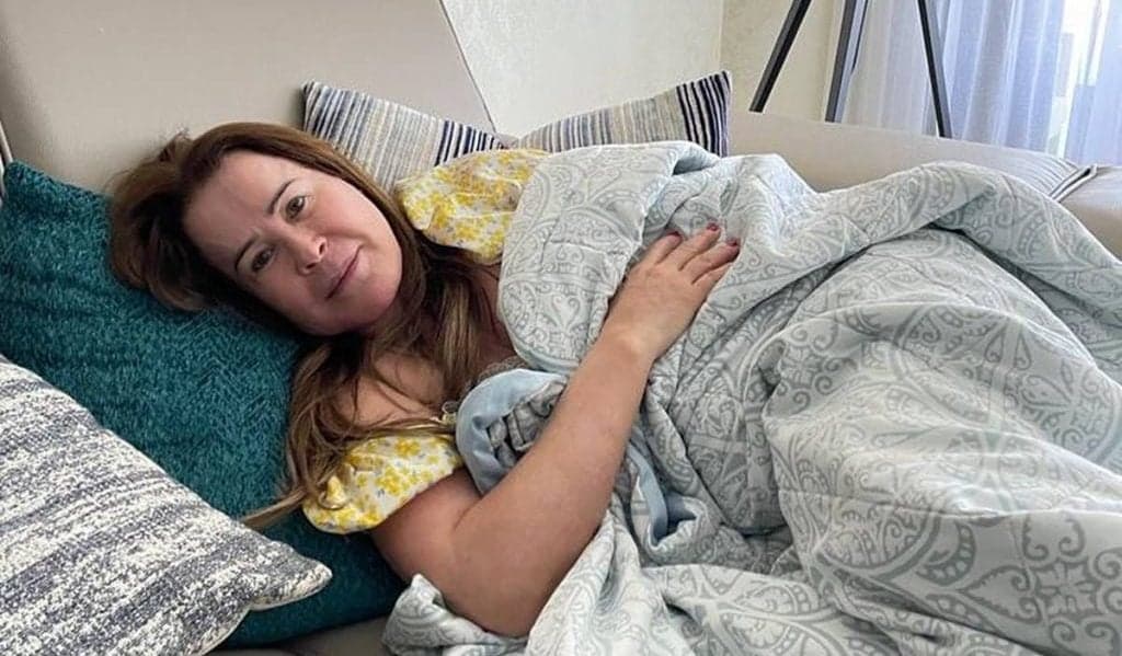 Zilu enfrenta doença mortal, luta pela vida em cama e sofre sem a presença dos filhos: "Tenha fé mãe''