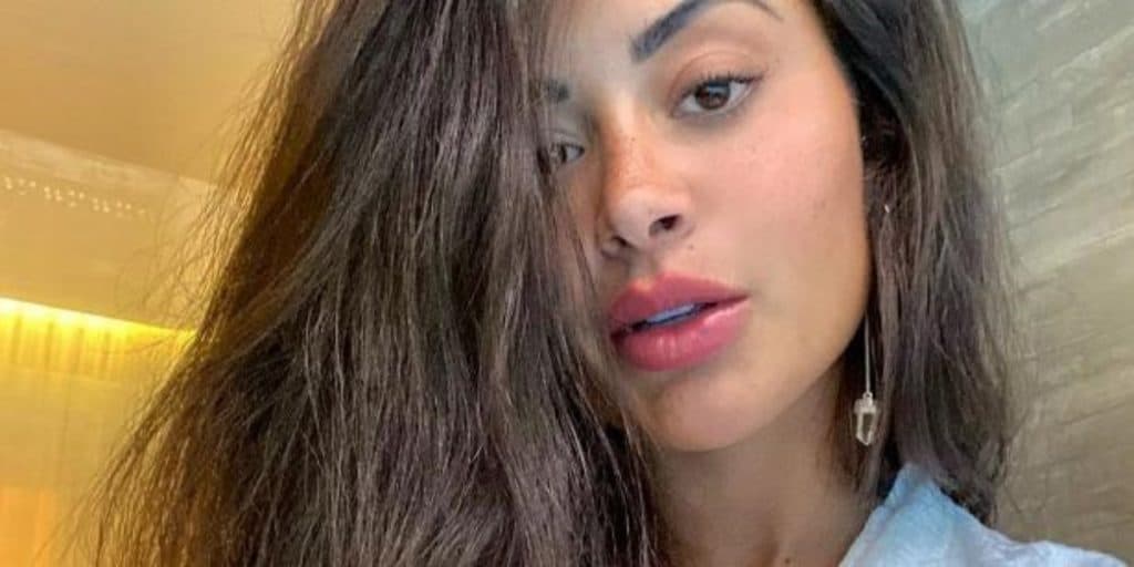 Aline Riscado escandaliza, abre a roupa como nunca
