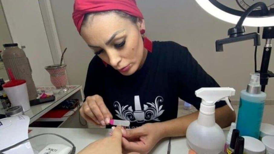 Andressa Urach atualmente trabalha como manicure 