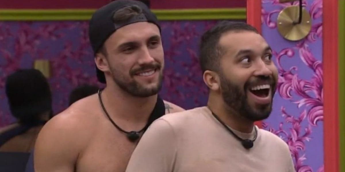 BBB21: Arthur dá "tapinha" no bumbum de Gilberto (Foto: Reprodução)