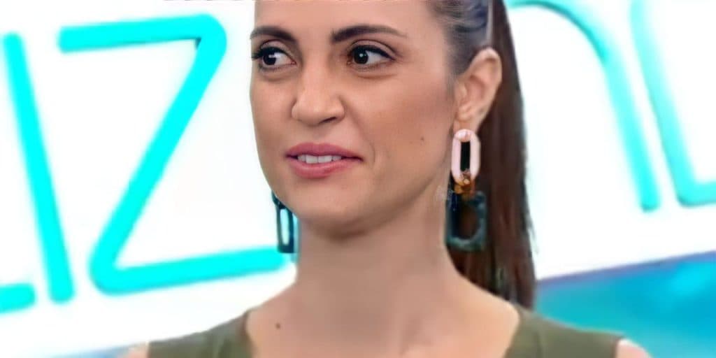 Chris Flores manda Gabriel Cartonalo ficar pelado ao vivo e apresentadora pega cueca com a boca