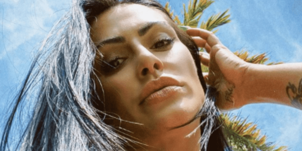 Após baixar a calcinha, Cleo deixa vazar a pepeca pelas laterais e comprova: "Grande e volumosa"
