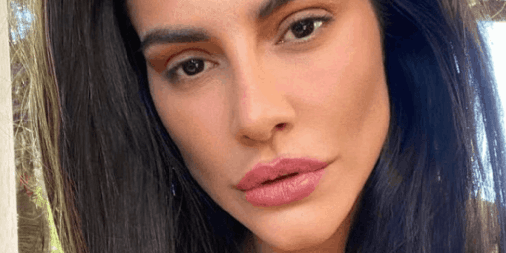 Cleo é flagrada com calcinha fininha, deixa parte íntima vazar e faz marmanjos delirar: "É carnuda"