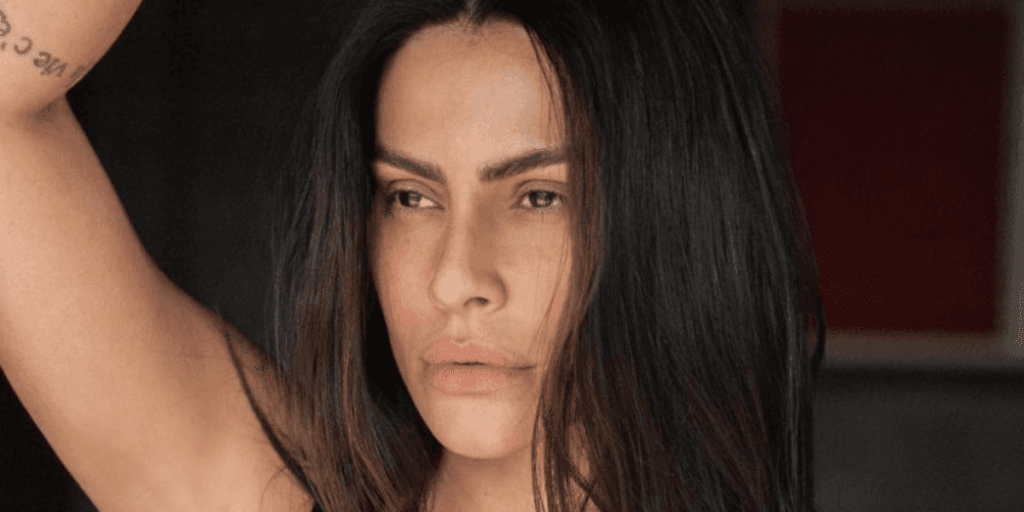 Cleo, com boca aberta, sensualiza com calcinha enfiada na vagin@ e fica toda molhadinha: "Que delícia"