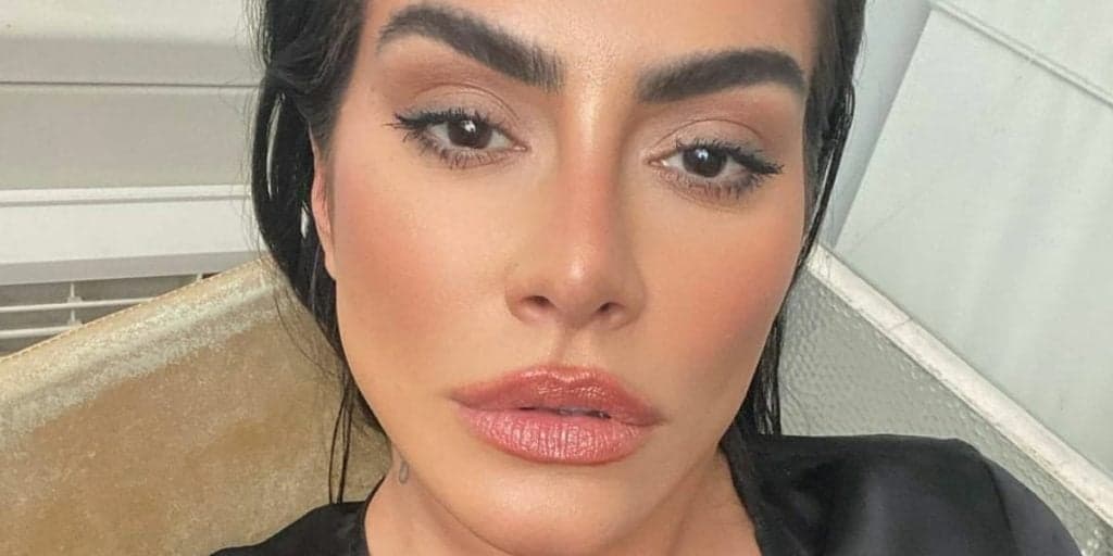 Cleo sensualiza em foto com pose ousada e acaba deixando parte íntima enorme à mostra: "Deliciosa"