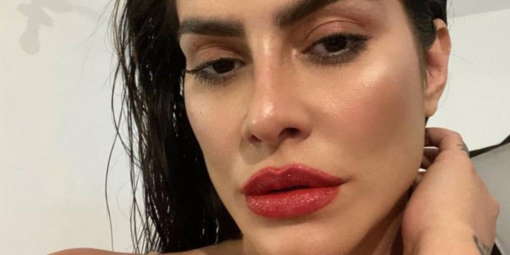 Cleo Pires deixa areia entrar, atola biquíni no máximo e escancara, após abaixar a calcinha: "Deliciosa"