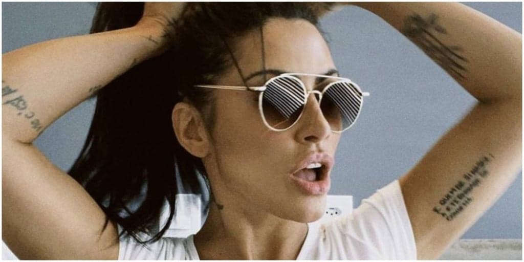 Cleo Pires posta click no trono do banheiro