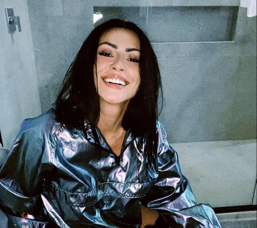 Cléo põe o cabelo pro alto, fica de "quatro" em cima do sofá e escandaliza abrindo toda a roupa: "Delícia"