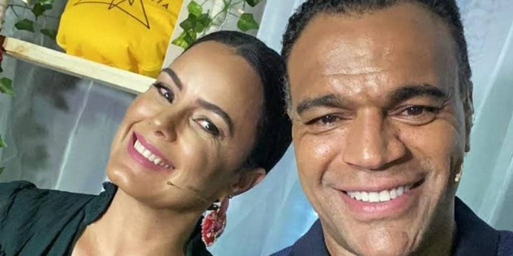 Esposa de Denílson chorou de tanto rir com vídeo divertido e mostrou tudo