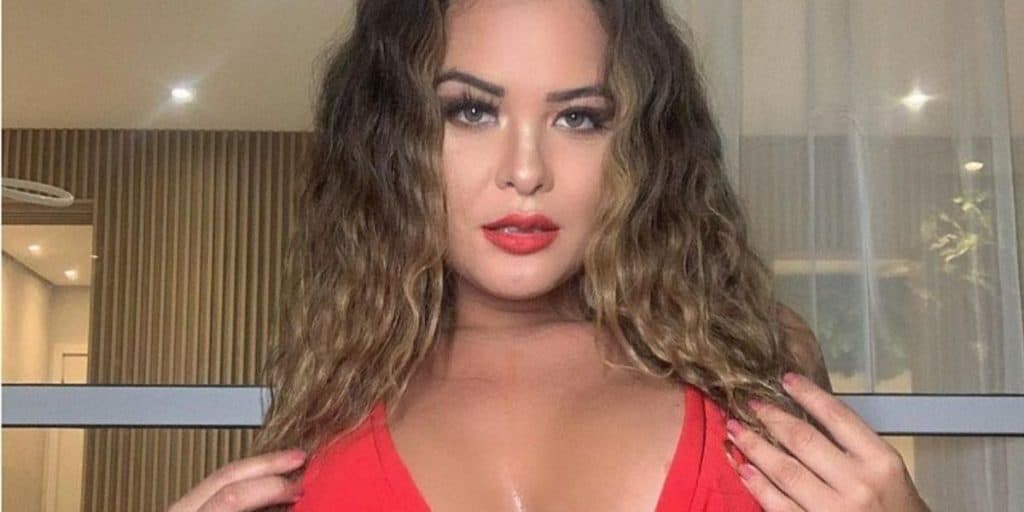 Geisy Arruda afasta a calcinha e mostra parte íntima: "O que é isso?"