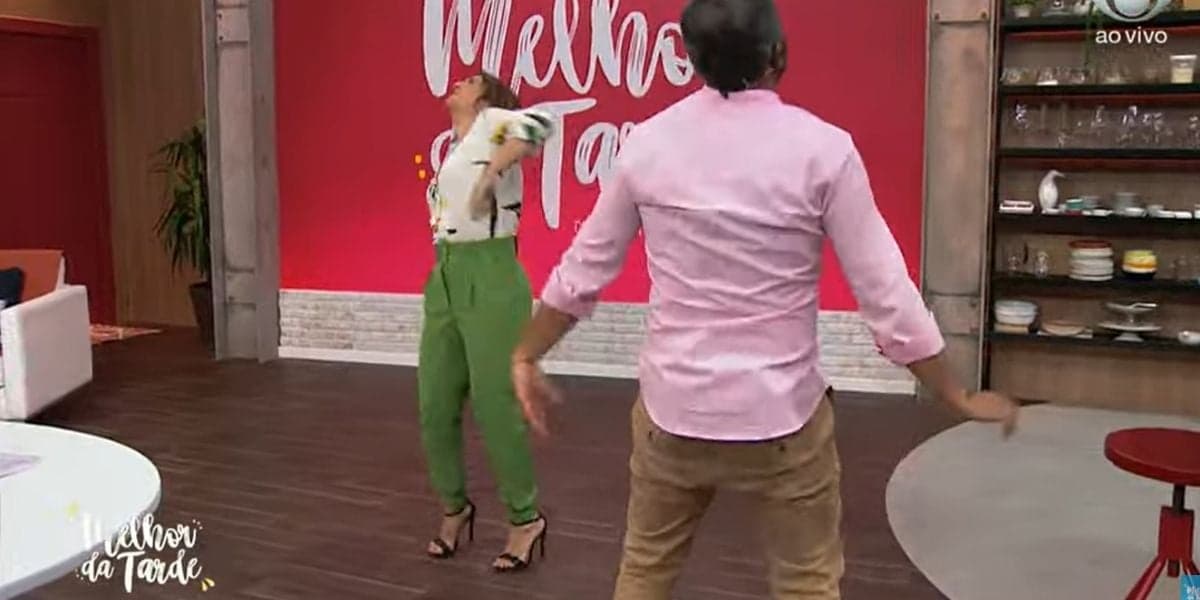 Catia Fonseca dançando se contorcendo ao lado de Alex Sampaio no Melhor da Tarde (Foto: Reprodução) Catia Fonseca dançando se contorcendo ao lado de Alex Sampaio no Melhor da Tarde (Foto: Reprodução)