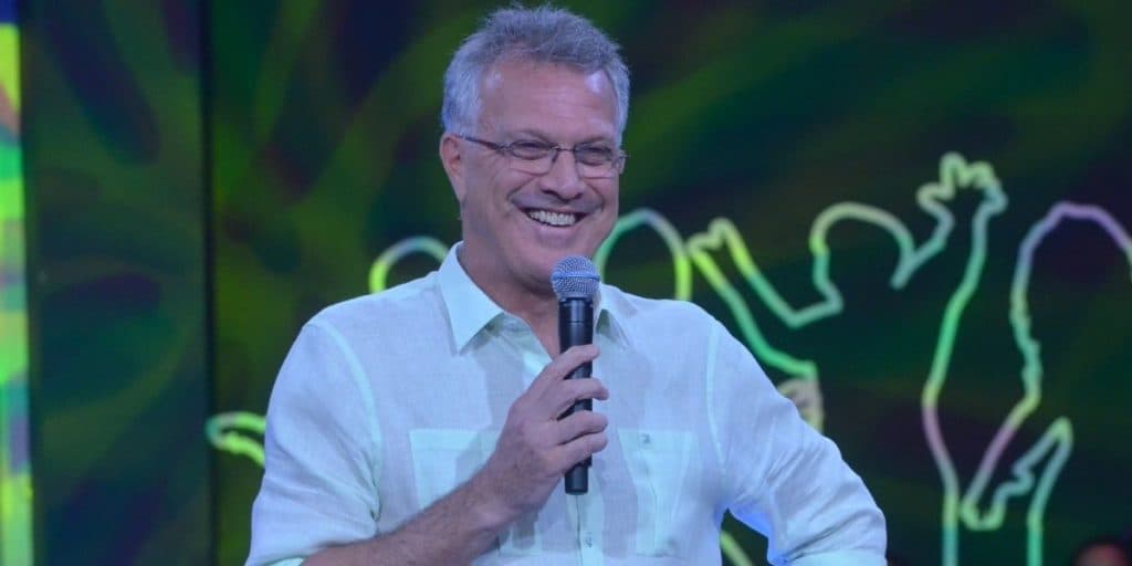 Pedro Bial volta ao comando do BBB após 5 anos fora do reality e internautas ficam estarrecidos: "Coitado"