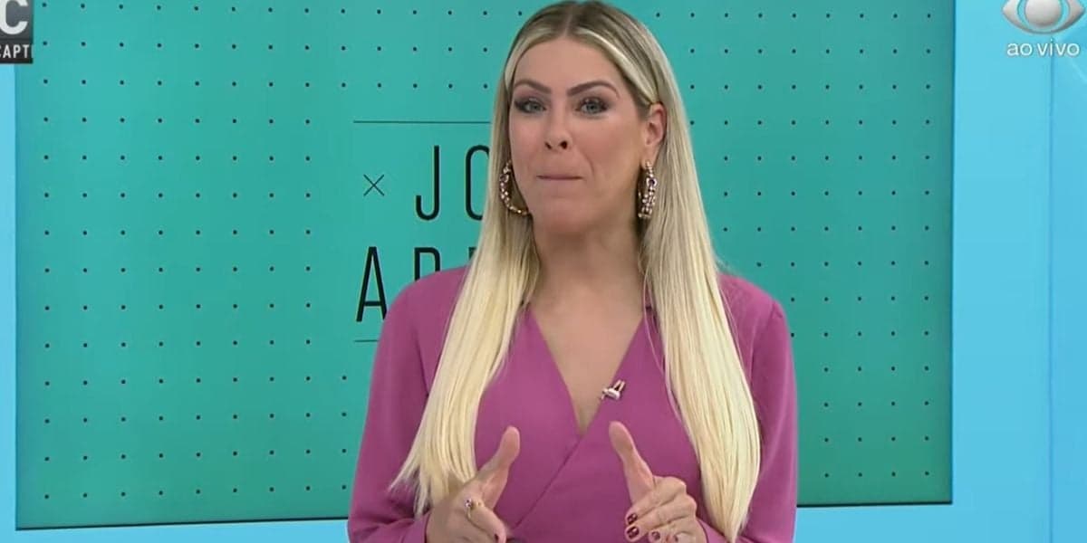 Renata Fan anda em direção às câmeras e abre Jogo Aberto às pressas confirmando encerramento: "Tenso" Renata Fan anda em direção às câmeras e abre Jogo Aberto às pressas confirmando encerramento: "Tenso"