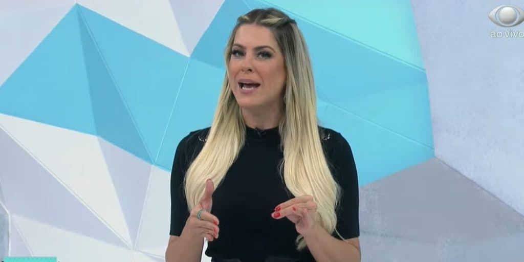 Renata Fan entra atrasada ao vivo na Band, abre às pressas e detona às câmeras no Jogo Aberto: "Se enrolaram"