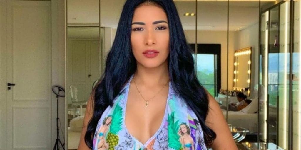 Simaria, após ser traída por vestido e expor a "tabaca", escandaliza com a calça abaixada e melões pra fora