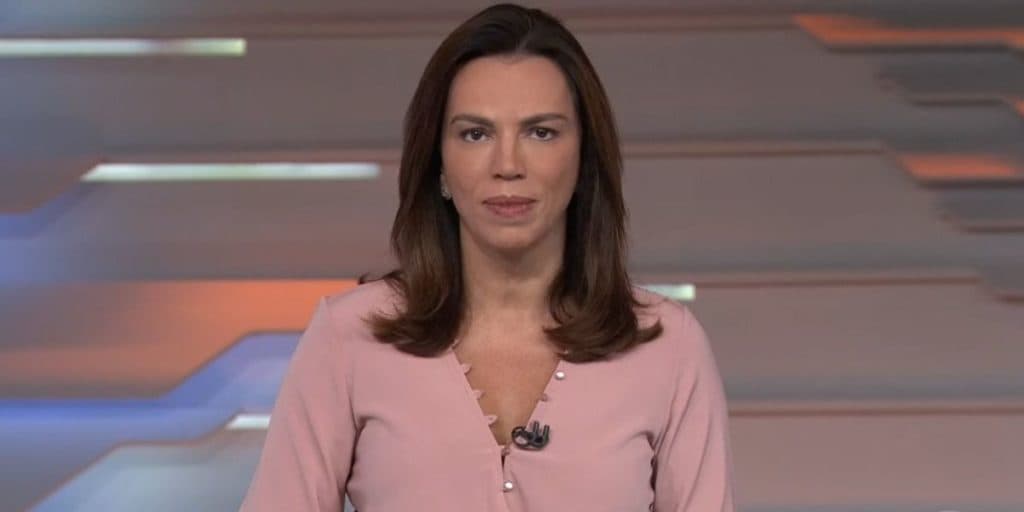 Ana Paula Araújo abre às pressas, anda em direção às câmeras, expõe sobre gravidez e detona: "Tá pesando"