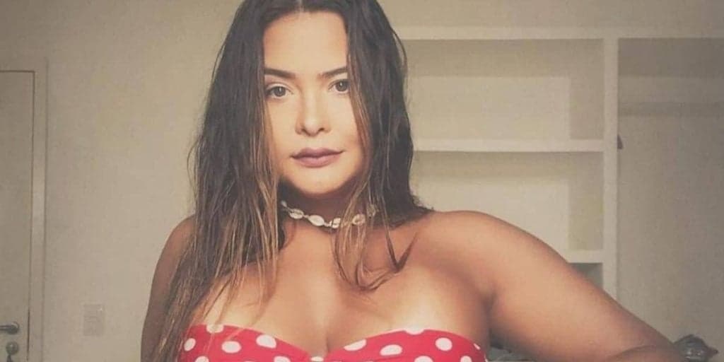 Geisy Arruda abre as pernas, escancara lingerie e deixa partes íntimas pulando pra fora, após arrancar calcinha
