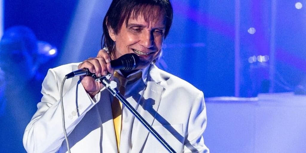 "Um carinho que arrepia", confirma Roberto Carlos sem pestanejar, após ter relação íntima com cantor exposta