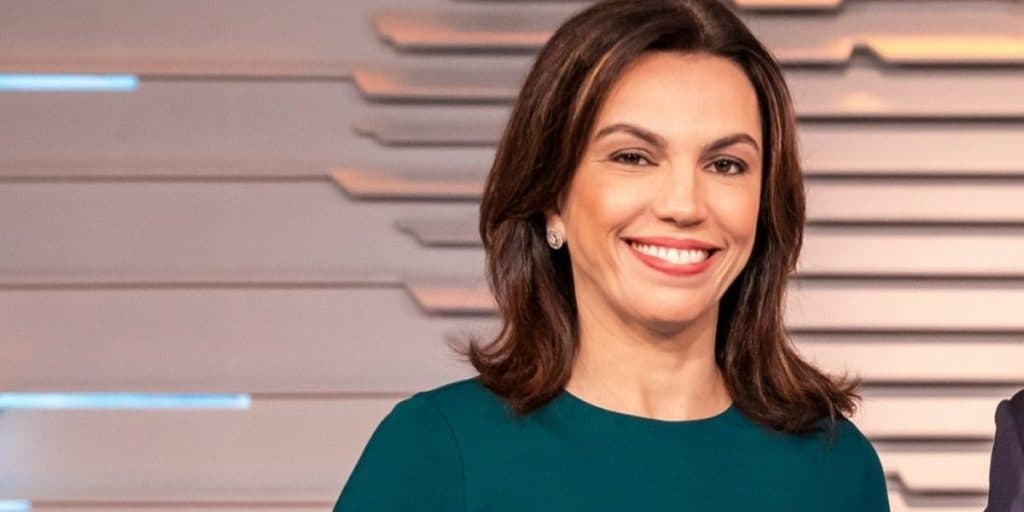 Ana Paula Araújo, após saída da Globo, anda em direção às câmeras e confirma notícia: "Metas mais ambiciosas"