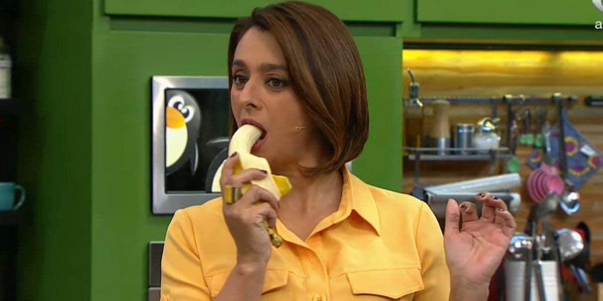 Catia Fonseca comendo banana ao vivo no Melhor da Tarde (Foto: Reprodução)