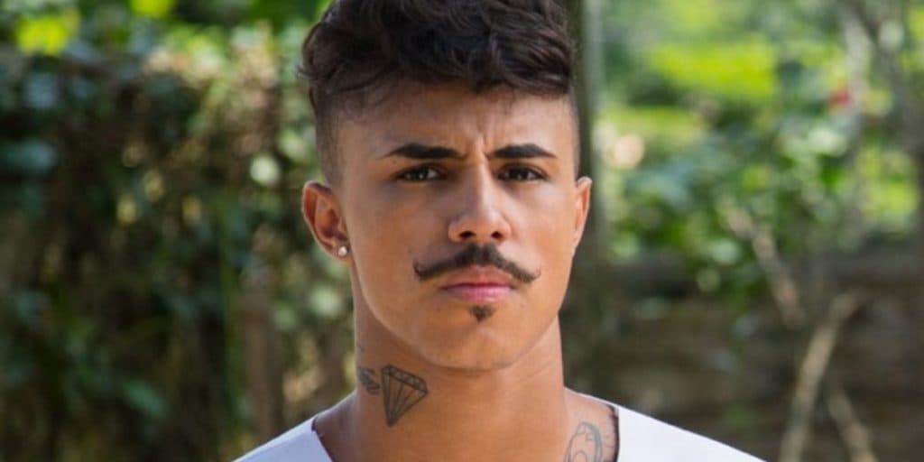 Livinho entra na faca, surge com rosto completamente deformado e gera extremo choque: "Tá horrível"